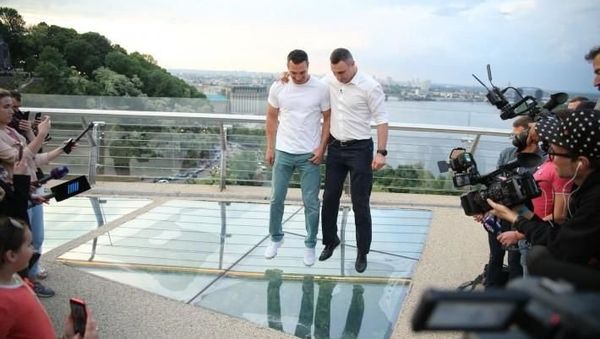 Открытие стеклянного пешеходно-велосипедного моста в Киеве. На фото: мэр Киева Виталий Кличко со своим братом Владимиром