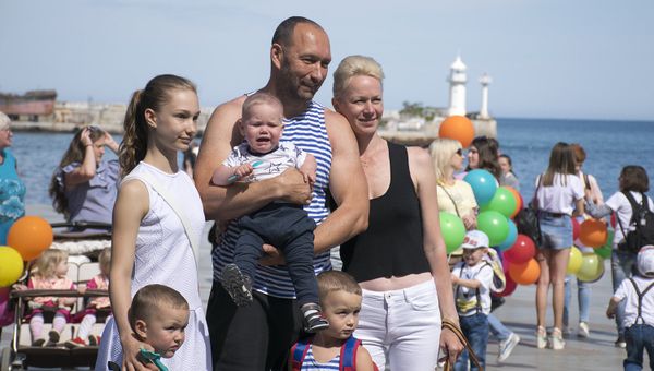 Парад близнецов в Ялте