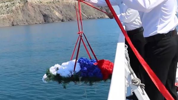 В память о ветеранах: пограничники спустили венок и цветы в Черное море В память о ветеранах: пограничники спустили венок и цветы в Черное море