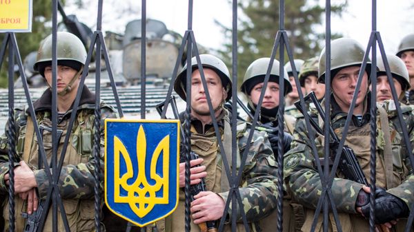 Украинские военные на территории военной базы в селе Перевальное недалеко от Симферополя.