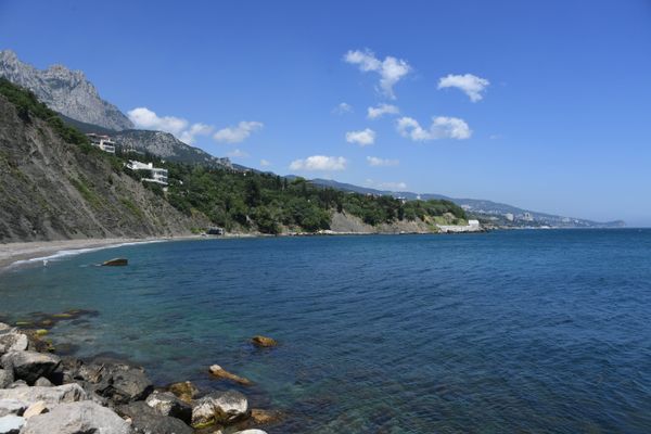 Пляж в Алупке