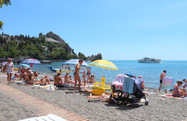 Пляж в поселке Гурзуф