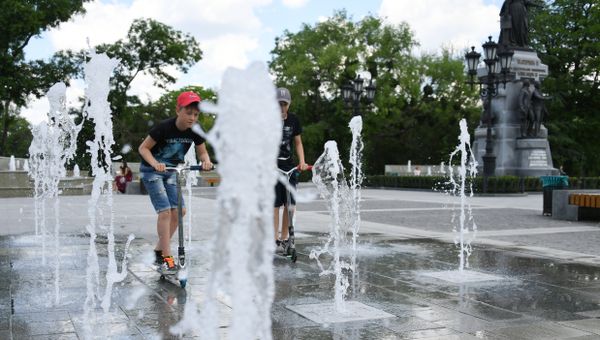 Дети в Екатерининском саду в Симферополе Дети в Екатерининском саду в Симферополе