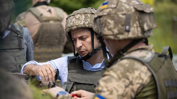 Президент Украины Владимир Зеленский во время поездки в Донбасс