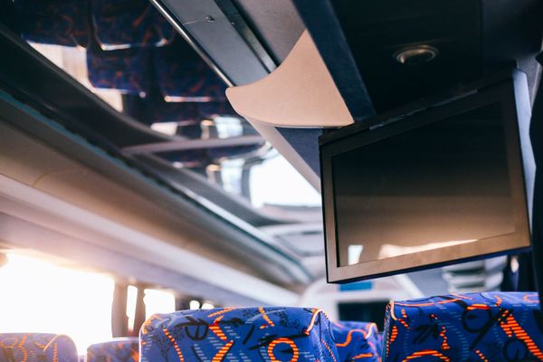 В салоне автобуса ЛиАЗ Круиз, который начинает перевозки пассажиров, следующих по единому билету в Крым и обратном направлении В салоне автобуса ЛиАЗ Круиз, который начинает перевозки пассажиров, следующих по единому билету в Крым и обратном направлении