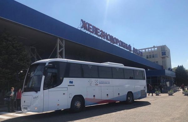 Автобус ЛиАЗ Круиз, который начинает перевозки пассажиров, следующих по единому билету в Крым и обратном направлении Автобус ЛиАЗ Круиз, который начинает перевозки пассажиров, следующих по единому билету в Крым и обратном направлении
