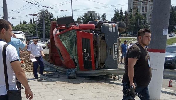 В Алуште перевернулся автомобиль MAN