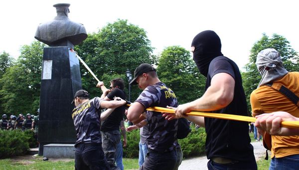 Националисты повалили бюст маршала Жукова в Харькове