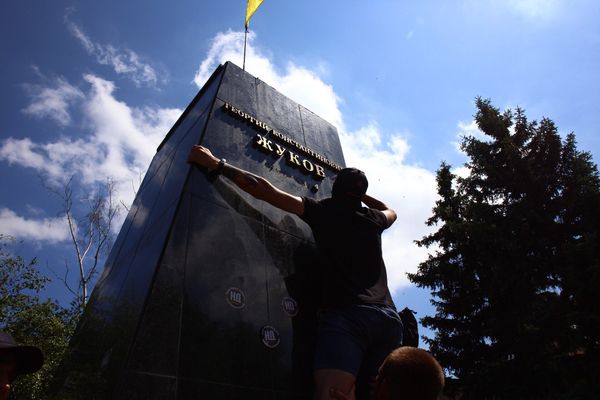 Националисты повалили бюст маршала Жукова в Харькове Националисты повалили бюст маршала Жукова в Харькове