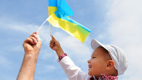 Мальчик в вышиванке и с флагом Украины