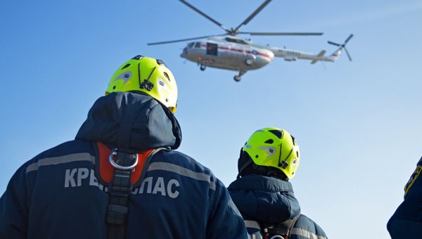 Спасатели и вертолет МЧС во время работы. Архивное фото Спасатели и вертолет МЧС во время работы. Архивное фото