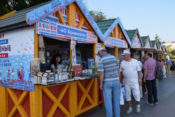 В Ялте в третий раз начался фестиваль Книжные аллеи В Ялте в третий раз начался фестиваль Книжные аллеи