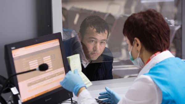Посетитель в многофункциональном миграционном центре Москвы
