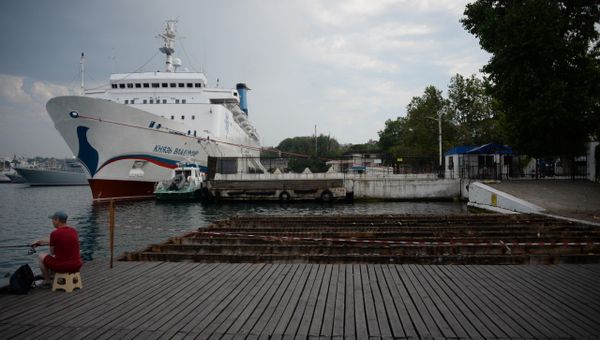 В Севастополе частично разобрали Графскую пристань