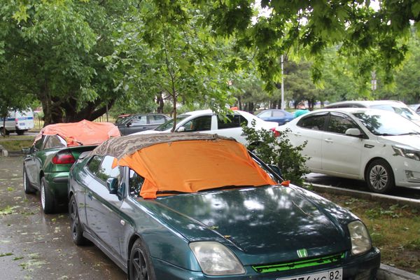  В поселке Грэсовский под Симферополем автомобилисты накрывали свои машины, чтобы уберечь от града