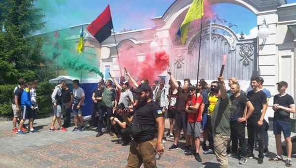 Митинг под домом Порошенко