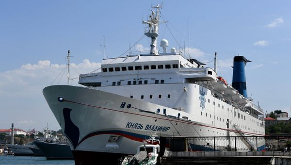 Круизный лайнер Князь Владимир перед отплытием из порта Севастополя