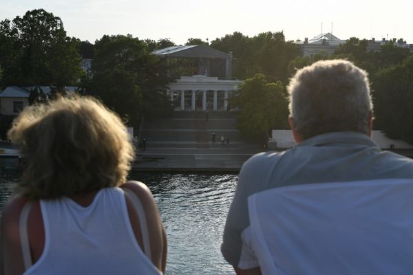 Вид на Графскую пристань в Севастополе с палубы круизного лайнера Князь Владимир