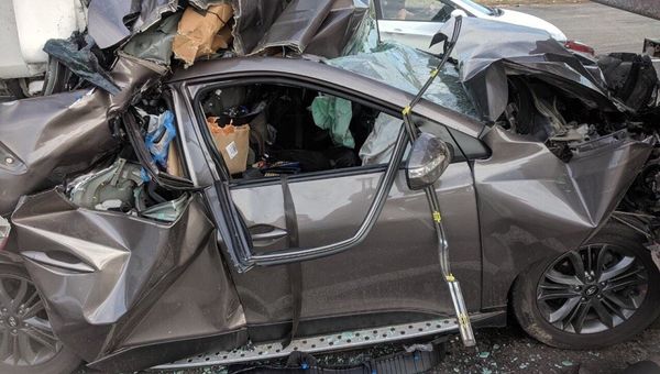 ДТП на Тавриде с участием трех легковых автомобилей и двух грузовиков ДТП на Тавриде с участием трех легковых автомобилей и двух грузовиков