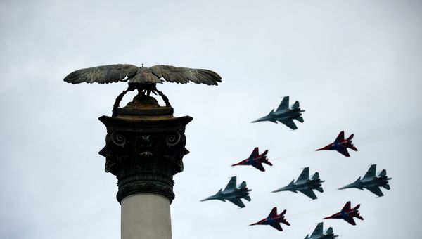 Пилотажная группа Русские витязи и Стрижи на закрытии Авиадартса 2019 в Севаостополе