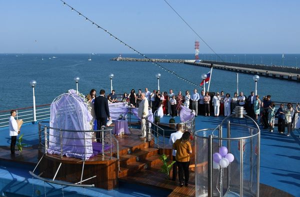 Во время церемонии бракосочетания на лайнере Князь Владимир