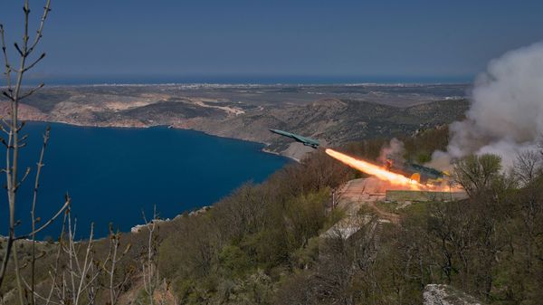 Пуск крылатой ракеты по морской мишени из берегового ракетного комплекса (БРК) Утес в ходе тактических учений ЧФ РФ в Крыму