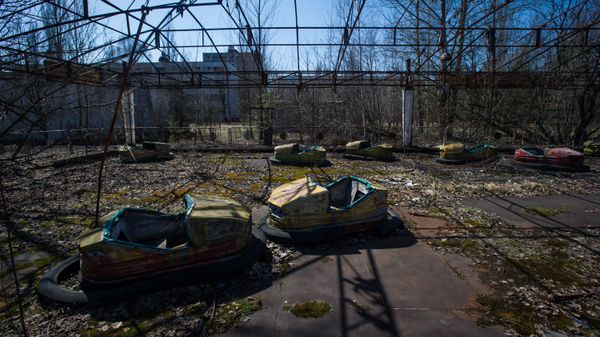 Проржавевший аттракцион в парке эвакуированного после аварии на ЧАЭС городе Припять в Чернобыльской Зоне Отчуждения