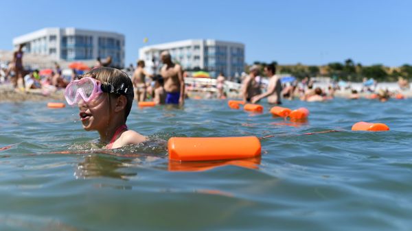 Отдыхающие купаются в Черном море