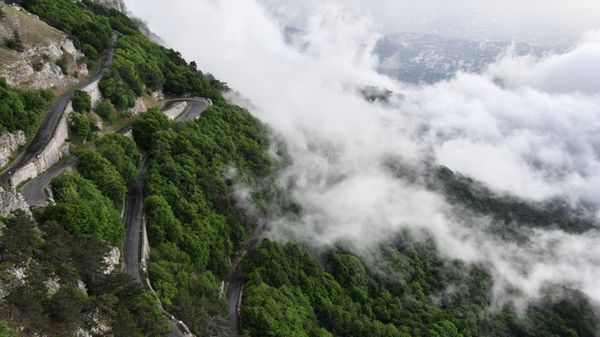 Дорога на горе Ай-Петри в Крыму Дорога на горе Ай-Петри в Крыму