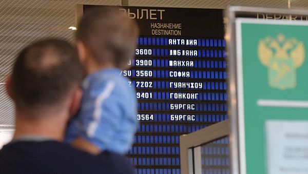 Мужчина с ребенком в аэропорту