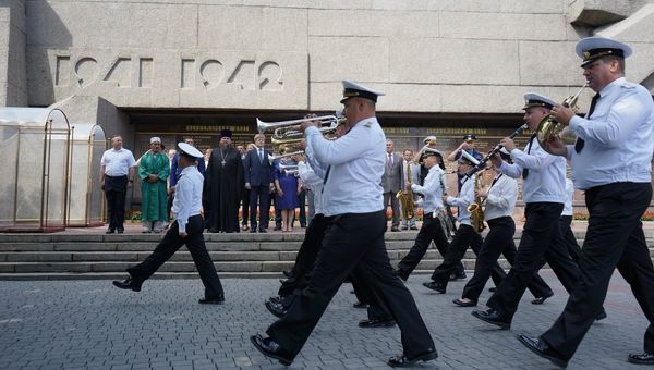 Возложения цветов к Вечному огню на мемориале героической обороны Севастополя 1941-1942 годов в рамках мероприятий, посвященных Дню России