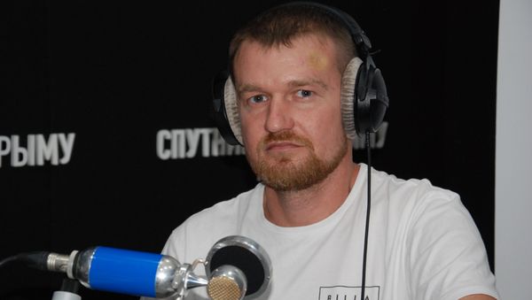 Украинский блогер и путешественник Виктор Петровский в студии радио Спутник в Крыму