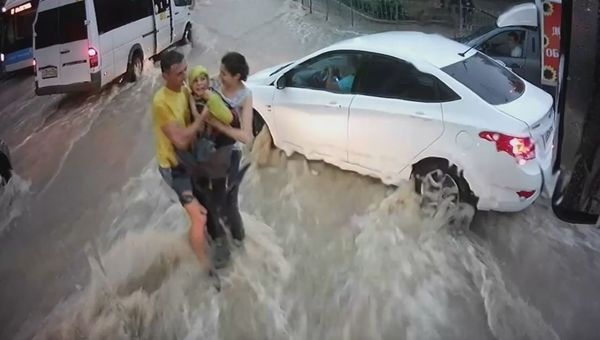 Видео спасения ребенка во время ливня в Севастополе