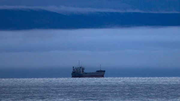 Судно в море