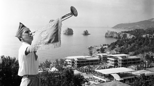 Горнист в пионерском лагере Артек, 1964 год Горнист в пионерском лагере Артек, 1964 год