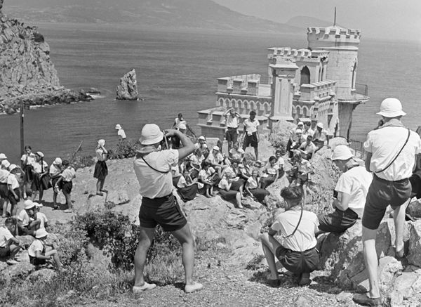 Пионеры из пионерского лагеря Артек фотографируются около замка Ласточкино гнездо, 1958 год Пионеры из пионерского лагеря Артек фотографируются около замка Ласточкино гнездо, 1958 год