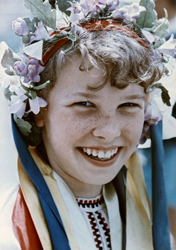 Пионерка в национальном украинском костюме в детском лагере Артек, 1965 год Пионерка в национальном украинском костюме в детском лагере Артек, 1965 год