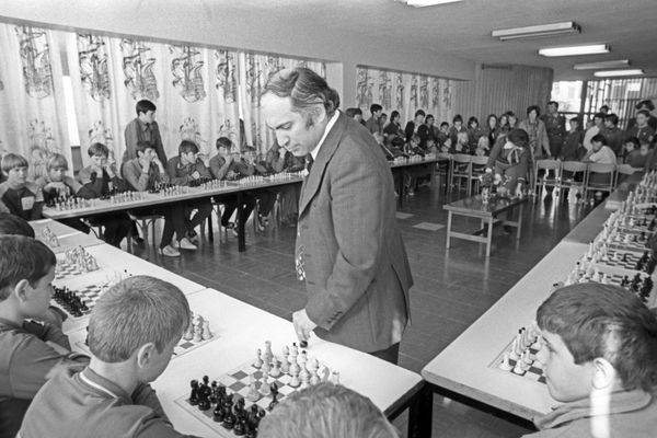 Сеанс одновременной игры в шахматы пионерам Артека дает экс-чемпион мира Михаил Таль, 1977 год Сеанс одновременной игры в шахматы пионерам Артека дает экс-чемпион мира Михаил Таль, 1977 год
