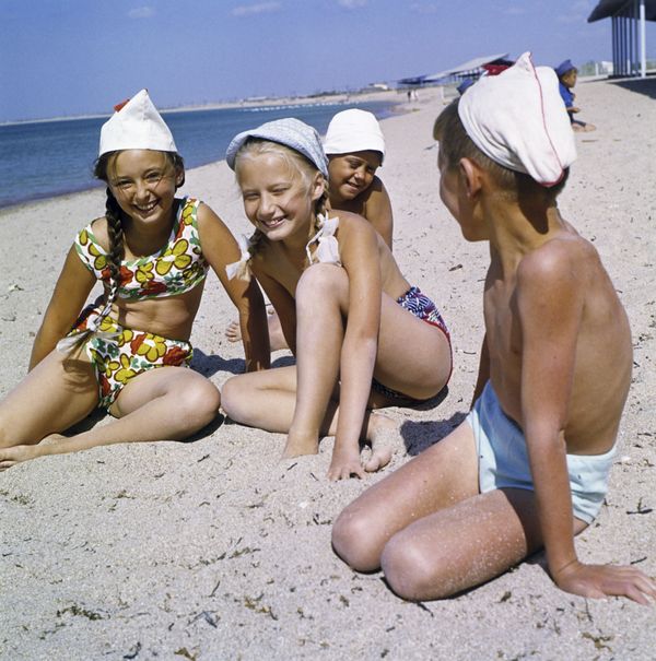 Ребята из пионерского лагеря Артек на Черном море, 1970 год Ребята из пионерского лагеря Артек на Черном море, 1970 год