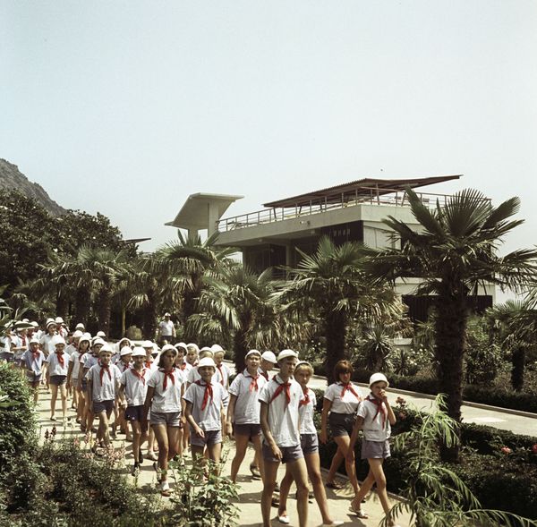 На прогулке в пионерлагере Артек в Крыму, 1967 год На прогулке в пионерлагере Артек в Крыму, 1967 год