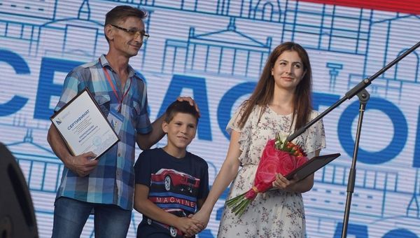 Водитель троллейбуса Валерий Скоморохов и фармацевт Зишан Эннанова со спасенным ими ребенком
