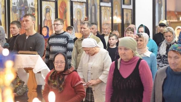 Прихожане Казанского храма города Орска на службе