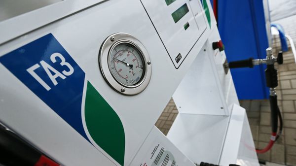Заправочная колонка на автомобильной газонаполнительной компрессорной станции