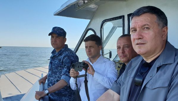 Президент Украины Владимир Зеленский и министр внутренних дел Украины Арсений Аваков во время совместных учений Госпогранслужбы, Нацгвардии и Нацполиции в Азовском море