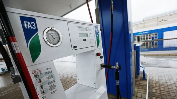 Заправочная колонка на автомобильной газонаполнительной компрессорной станции Заправочная колонка на автомобильной газонаполнительной компрессорной станции