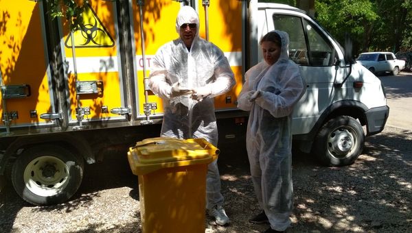 Специалисты ГБУ РК Республиканский ветеринарный лечебно-профилактический центр на месте обнаружения голов крокодилов в одном из дворов Симферополя