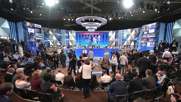 Студия в Гостином дворе перед началом ежегодной специальной программы Прямая линия с Владимиром Путиным. 20 июня 2019 Студия в Гостином дворе перед началом ежегодной специальной программы Прямая линия с Владимиром Путиным. 20 июня 2019