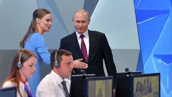 Президент РФ Владимир Путин и сотрудники колл-центра перед началом ежегодной специальной программы Прямая линия с Владимиром Путиным. 20 июня 2019