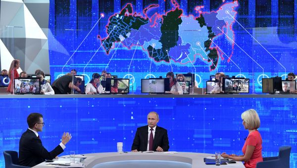 Президент РФ Владимир Путин, корреспондент ВГТРК Павел Зарубин (слева) и корреспондент Первого канала Елена Винник во время ежегодной специальной программы Прямая линия с Владимиром Путиным. 20 июня 2019 Президент РФ Владимир Путин, корреспондент ВГТРК Павел Зарубин (слева) и корреспондент Первого канала Елена Винник во время ежегодной специальной программы Прямая линия с Владимиром Путиным. 20 июня 2019