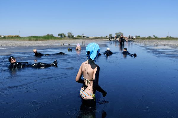 Отдыхающие принимают грязевые ванны на Чокракском озере в Крыму